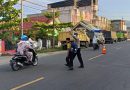 BERI RASA AMAN BAGI  ANAK SEKOLAH DAN PENGGUNA JALAN RAYA SATLANTAS POLRES ABDYA GELAR STRONGPOINT/GATUR LALIN DI DEPAN SEKOLAH DAN TEMPAT PADAT AKTIVITAS JALAN
