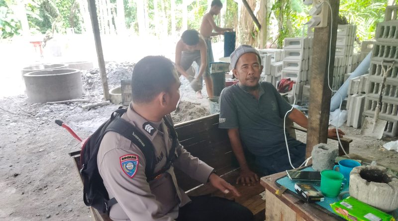BHABHINKAMTIBMAS POLSEK KUALA BATE LAKSANAKAN PATROLI DAN SAMBANG WARGA DI DESA BINAAN DAN MENYAMPAIKAN PESAN-PESAN KAMTIBMAS
