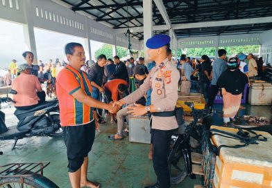 PATROLI DAN SAMBANG NELAYAN SAT POLAIRUD POLRES ABDYA DI TPI UJONG SERANGGA GUNA MENCIPTAKAN SITUASI AMAN DAN KONDUSIF