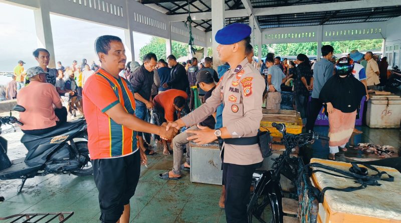 PATROLI DAN SAMBANG NELAYAN SAT POLAIRUD POLRES ABDYA DI TPI UJONG SERANGGA GUNA MENCIPTAKAN SITUASI AMAN DAN KONDUSIF